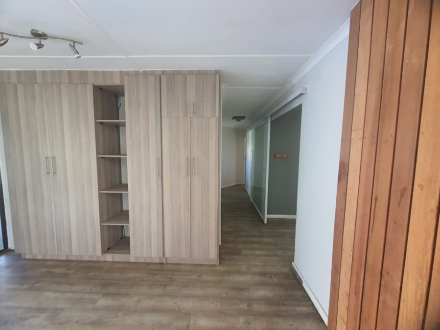 To Let 3 Bedroom Property for Rent in Cove Rock Eastern Cape